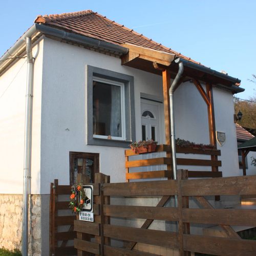 Sárga Ház A Kék Úton Becske 