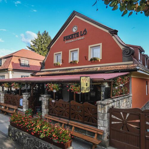Fekete Ló Étterem és Panzió Eger  1 Fekete Ló Étterem és Panzió Eger