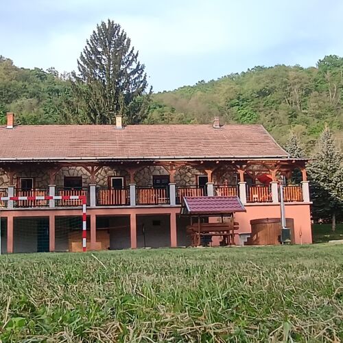 Grund Terasz Istenmezeje 