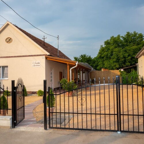 Illés Méhészet és Vendégház Felsőörs 