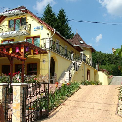 Nefelejcs Fagyizó és Apartmanház Kistolmács 