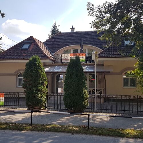 The Corner House Panzió Tata 