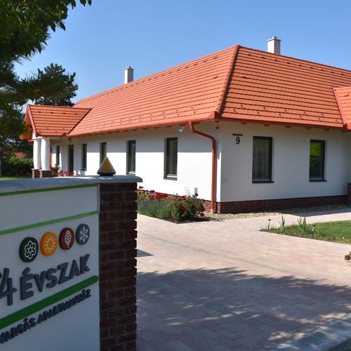 Varsás Négy Évszak Apartmanház Gyenesdiás 